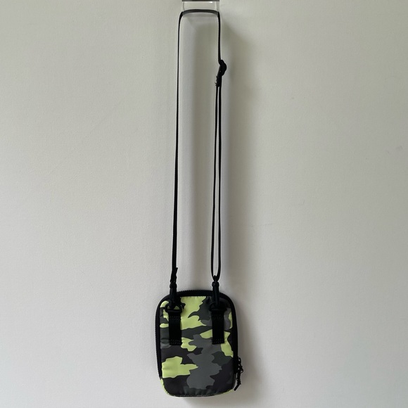 NWT Lululemon Easy Access Green Camo Crossbody LU9AMRS - Picture 2 of 7